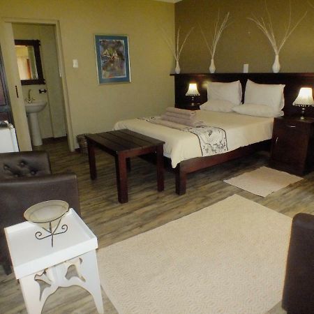 Uzuri Guesthouse Cc Windhoek Esterno foto