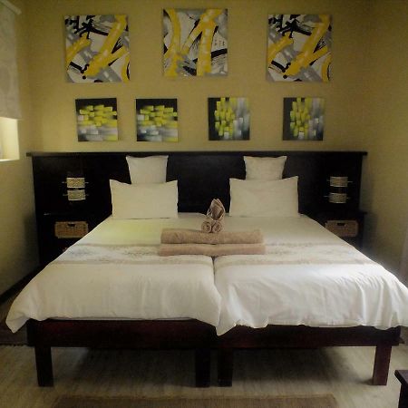 Uzuri Guesthouse Cc Windhoek Esterno foto