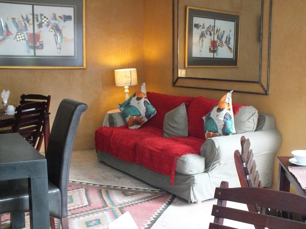 Uzuri Guesthouse Cc Windhoek Esterno foto