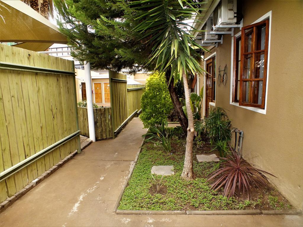 Uzuri Guesthouse Cc Windhoek Esterno foto