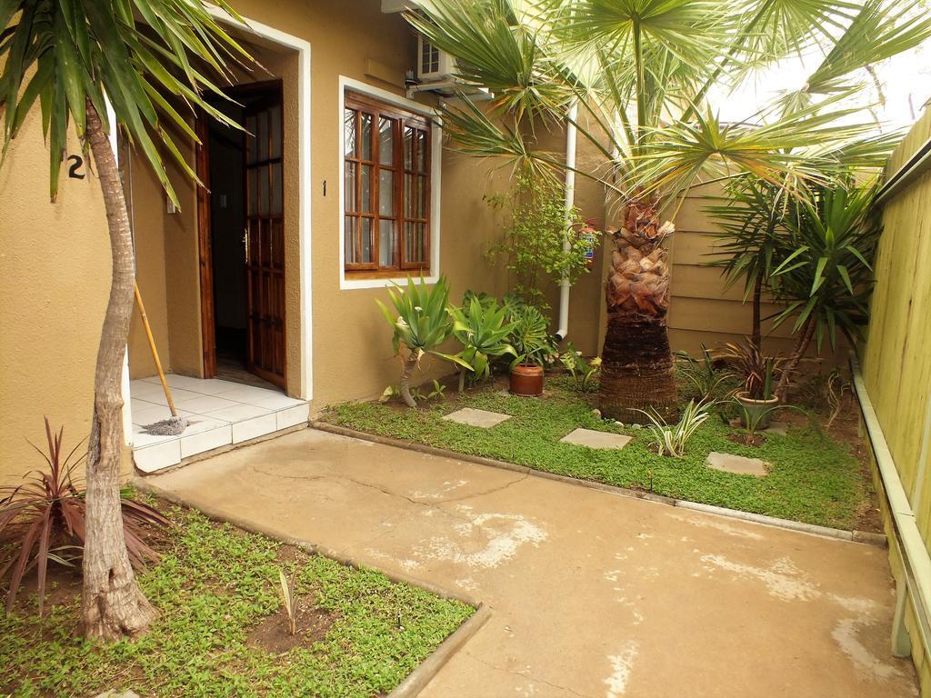 Uzuri Guesthouse Cc Windhoek Esterno foto