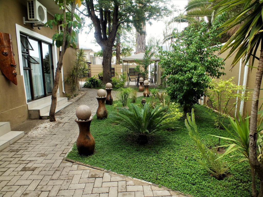 Uzuri Guesthouse Cc Windhoek Esterno foto