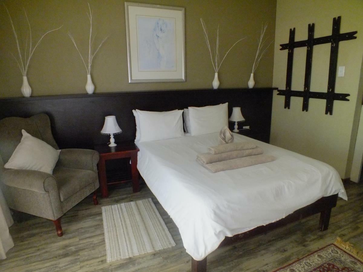 Uzuri Guesthouse Cc Windhoek Esterno foto