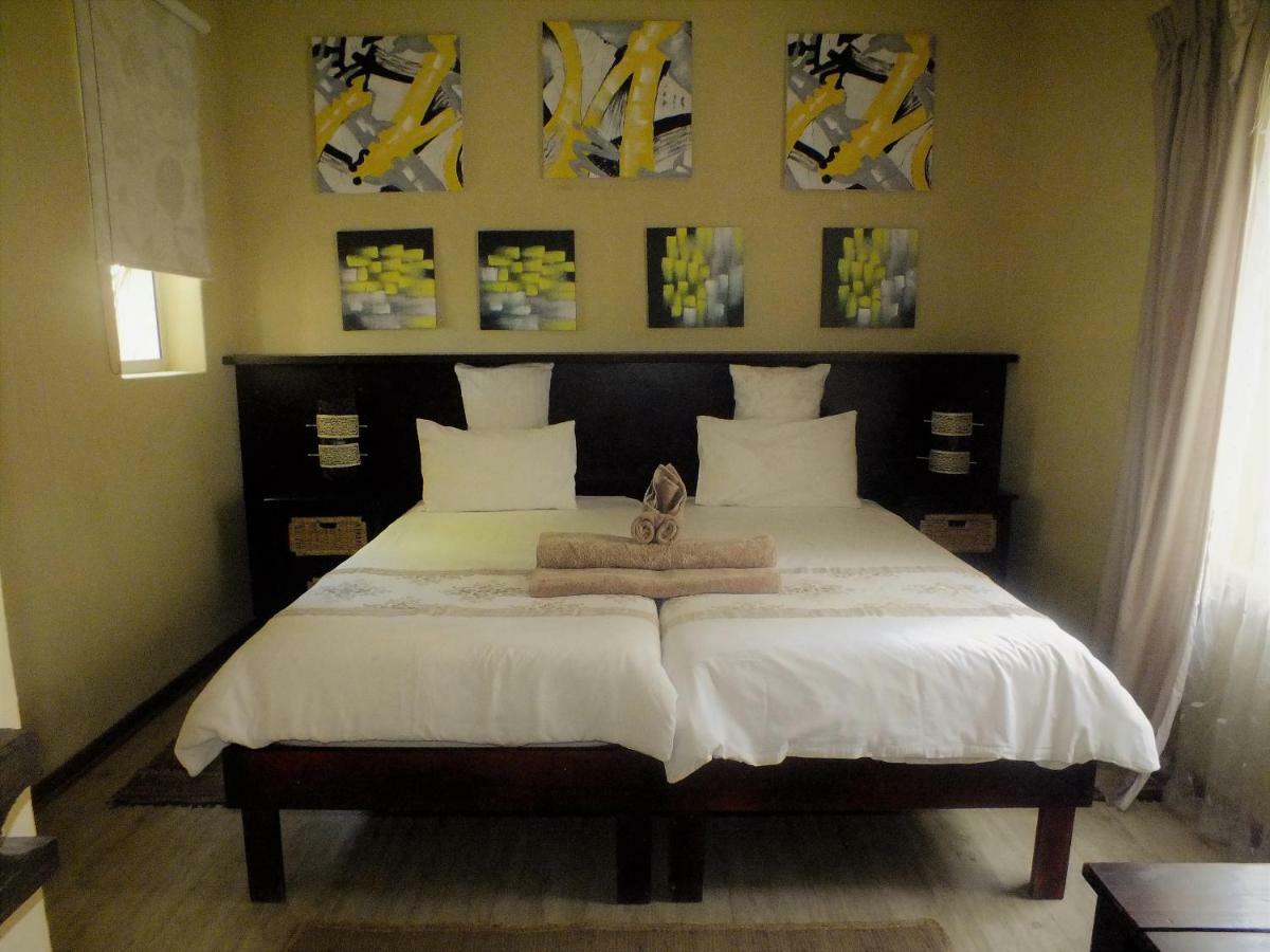 Uzuri Guesthouse Cc Windhoek Esterno foto